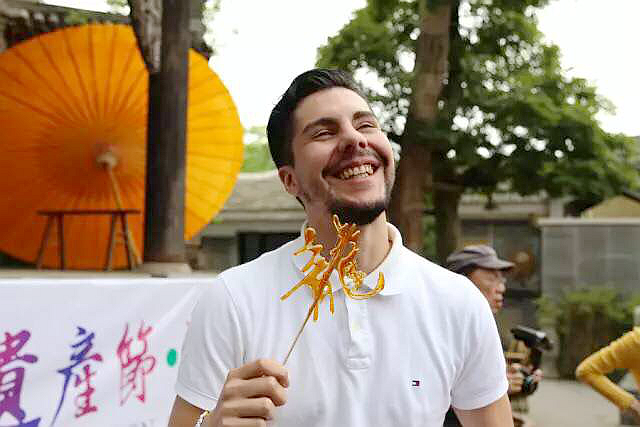 洋徒弟在青霞體驗非遺技藝